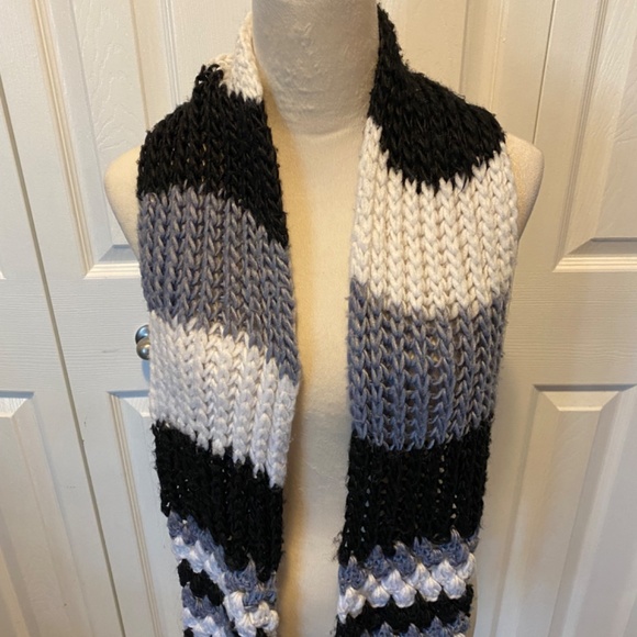 Women’s crochet scarf - Picture 2 of 6
